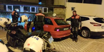 Bursa’da dur ihtarına uymayan sürücü, 3 araca çarpıp kaçtı