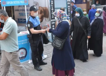 Poli̇sler dolandırıcılığa karşı vatandaşlara broşür dağıttı
