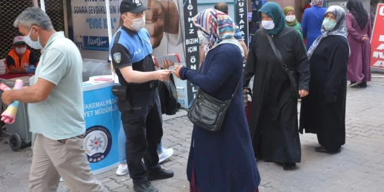 Poli̇sler dolandırıcılığa karşı vatandaşlara broşür dağıttı