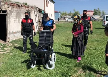 Polisler, Filiz’in akülü araba hayalini gerçekleştirdi