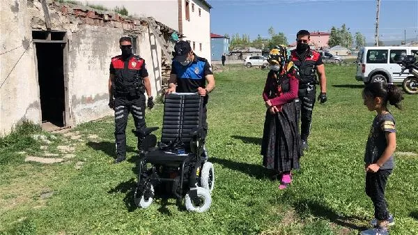 Polisler, Filiz’in akülü araba hayalini gerçekleştirdi