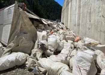 Çayın başkenti Rize’de TIR devrildi, içinden kaçak çay çıktı
