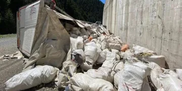Çayın başkenti Rize’de TIR devrildi, içinden kaçak çay çıktı