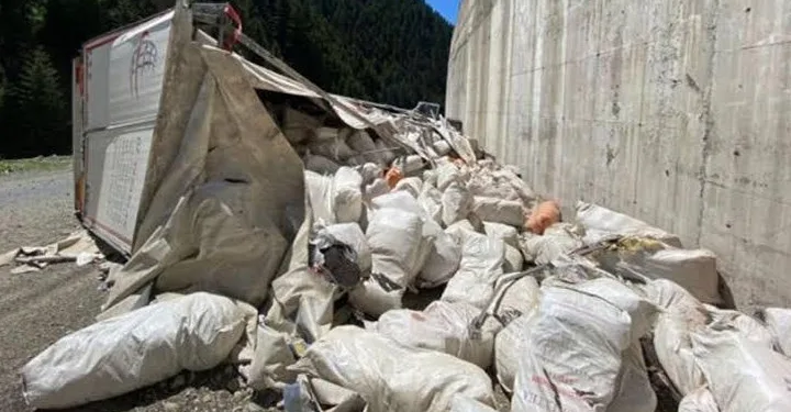 Çayın başkenti Rize’de TIR devrildi, içinden kaçak çay çıktı