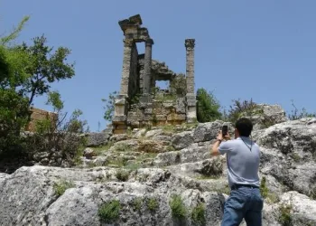 Roma zenginlerinin anıt mezarları zamana direniyor