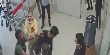 Sağlık çalışanlarına palayla saldırdı!