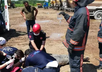 Şantiye işçisi iki aracın arasında sıkışarak can verdi