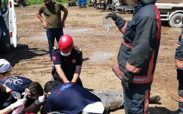 Şantiye işçisi iki aracın arasında sıkışarak can verdi