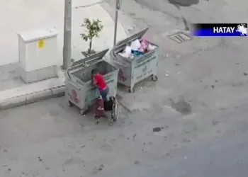 Tekerlekli sandalyesi ile çöpten plastik toplayan çocuğun kahreden görüntüleri