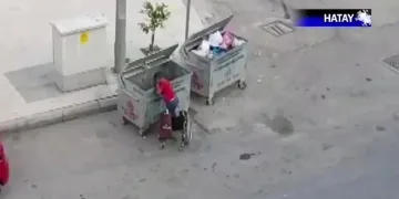 Tekerlekli sandalyesi ile çöpten plastik toplayan çocuğun kahreden görüntüleri