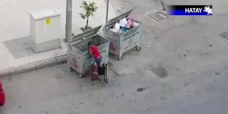 Tekerlekli sandalyesi ile çöpten plastik toplayan çocuğun kahreden görüntüleri