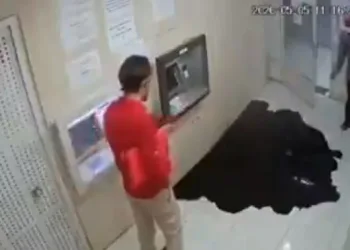 Binanın giderinden petrol fışkırdı!