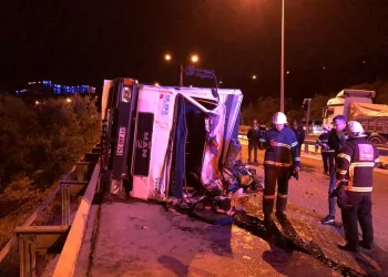 Sebze Yüklü Kamyon Devri̇ldi̇: Bi̇ri̇ Ağır 3 Yaralı