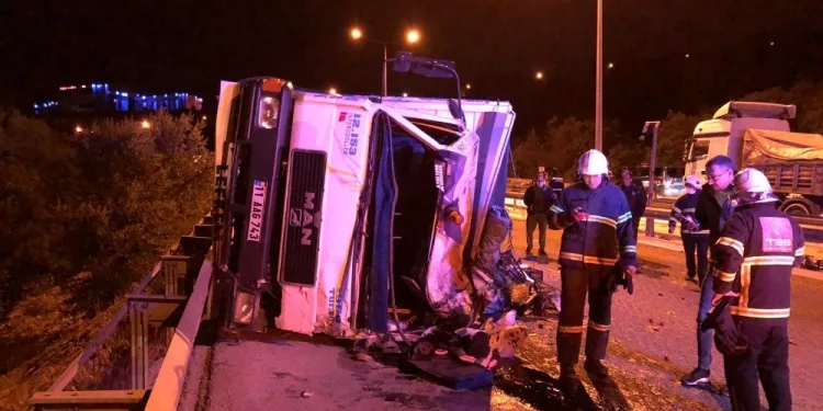 Sebze Yüklü Kamyon Devri̇ldi̇: Bi̇ri̇ Ağır 3 Yaralı
