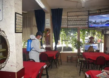 Şehzadeler Beledi̇yesi̇ Kahvehaneleri̇ Dezenfekte Edi̇yor