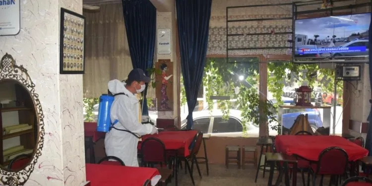 Şehzadeler Beledi̇yesi̇ Kahvehaneleri̇ Dezenfekte Edi̇yor