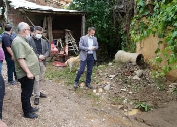 Bursa’da selden etkilenen köye Başkan Tanır’dan destek
