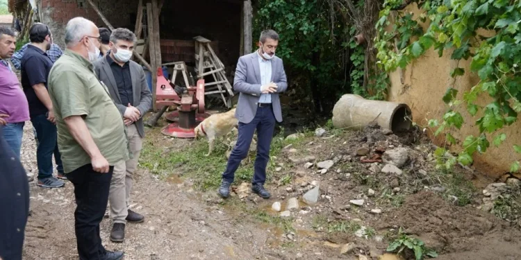Bursa’da selden etkilenen köye Başkan Tanır’dan destek