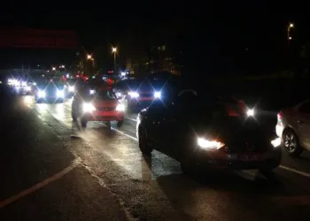 Silivri’de seyahat kısıtlamasının kalkmasıyla trafik yoğunluğu oluştu