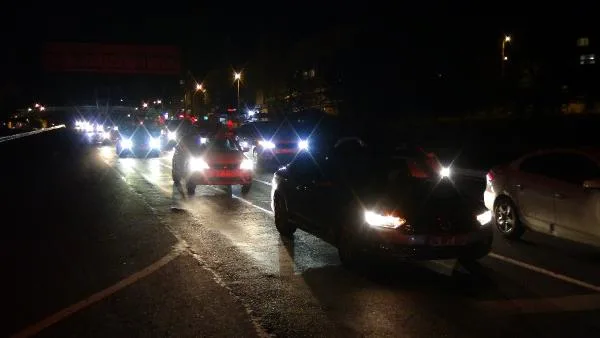 Silivri’de seyahat kısıtlamasının kalkmasıyla trafik yoğunluğu oluştu