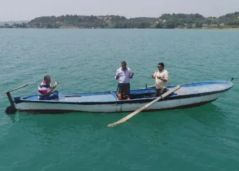 Su altında kalan mezarlığa sandalla giderek dua ettiler