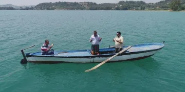 Su altında kalan mezarlığa sandalla giderek dua ettiler