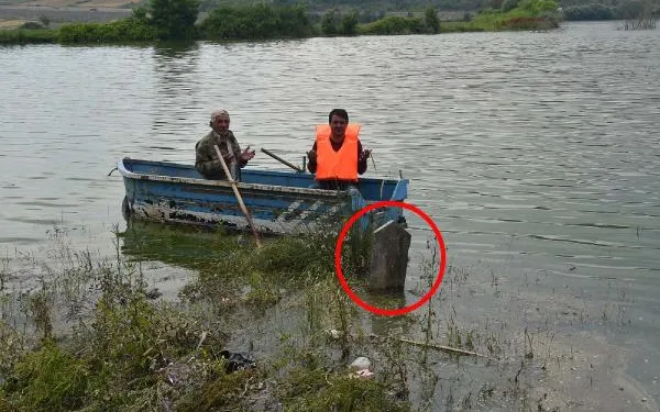 Su altında kalan mezarlığa sandalla gidip dua ediyorlar