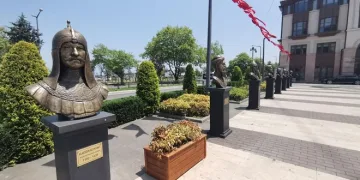 Ordu’da 2 büst daha meydandan kaldırıldı