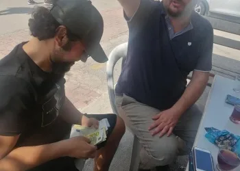 Taksi̇ci̇, aracında unutulan 49 bi̇n 500 TL’yi sahi̇bi̇ne tesli̇m etti̇