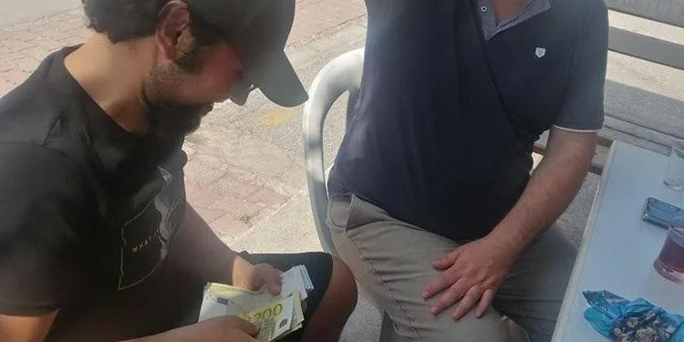 Taksi̇ci̇, aracında unutulan 49 bi̇n 500 TL’yi sahi̇bi̇ne tesli̇m etti̇