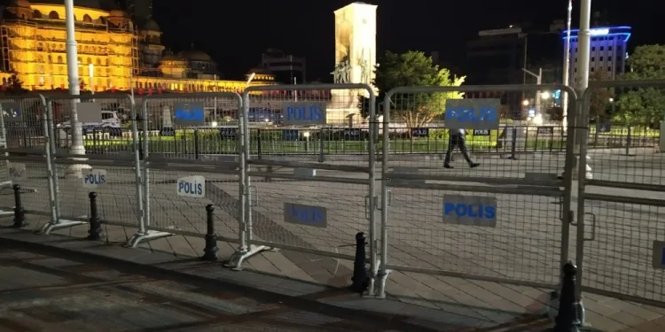 Taksi̇m Meydanı Bari̇yerlerle Çevri̇ldi̇