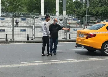 Taksici müşterisini kolundan tutup polise teslim etti