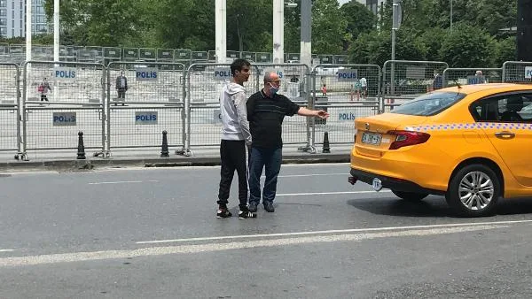 Taksici müşterisini kolundan tutup polise teslim etti