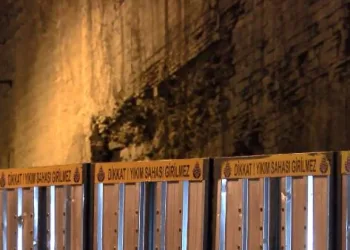 Tarihi surlarda çökme tehlikesi! Yol trafiğe kapatıldı