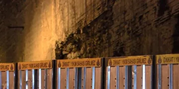 Tarihi surlarda çökme tehlikesi! Yol trafiğe kapatıldı