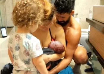 Ünlü dövüş şampiyonu bebeğini banyoda doğurdu
