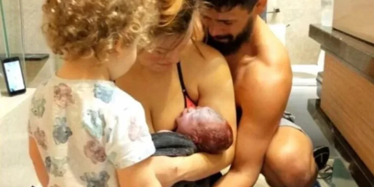 Ünlü dövüş şampiyonu bebeğini banyoda doğurdu