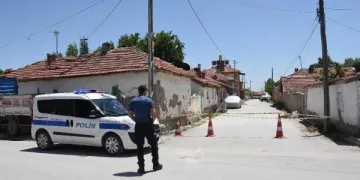 Test sonucunu beklemeden parti yaptı, sokak karantinada