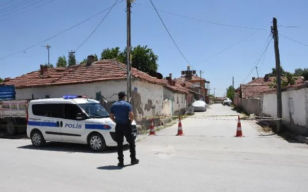 Test sonucunu beklemeden parti yaptı, sokak karantinada