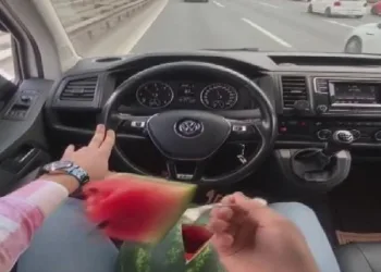 Trafikte karpuz yiyen sürücü yakalandı
