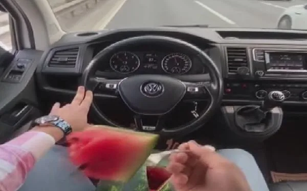 Trafikte karpuz yiyen sürücü yakalandı