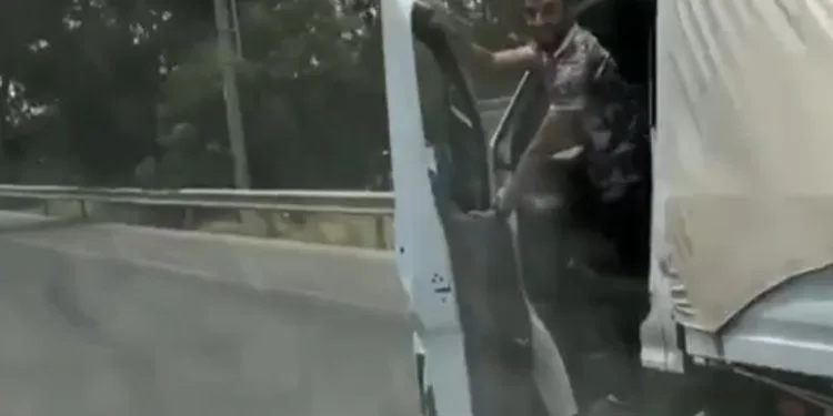 Trafikte şov yaptığını sanan adam dehşete düşürdü!