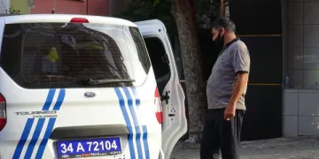 Ücret vermek isterken kapısı açık minibüsten düştü