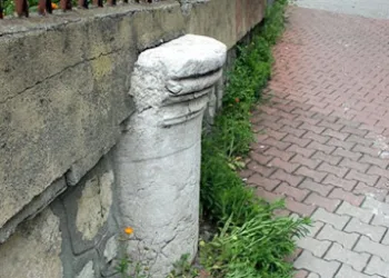 Tarihi sütun bahçe duvarında oldu