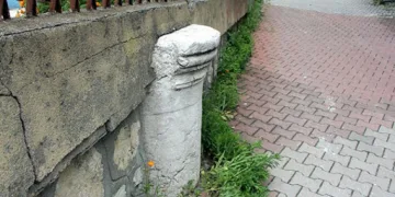Tarihi sütun bahçe duvarında oldu