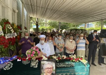 Usta ti̇yatro oyuncusu Ayşegül Ati̇k son yolculuğuna uğurlandı