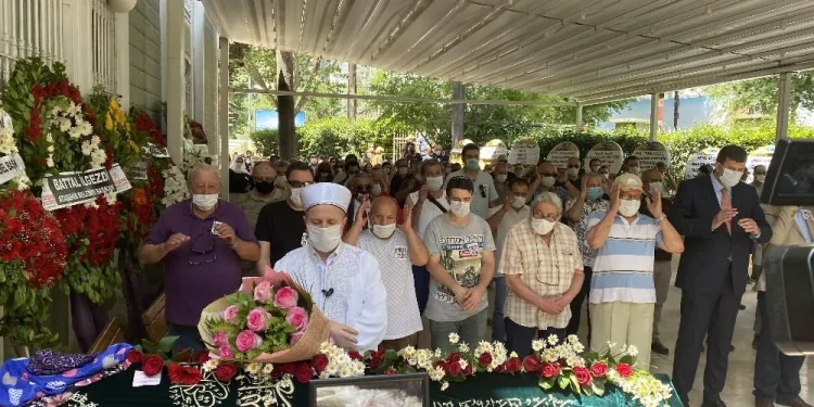 Usta ti̇yatro oyuncusu Ayşegül Ati̇k son yolculuğuna uğurlandı