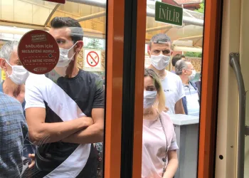 Sosyal mesafesizliğe kızan vatman tramvayı hareket ettirmedi