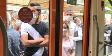 Sosyal mesafesizliğe kızan vatman tramvayı hareket ettirmedi