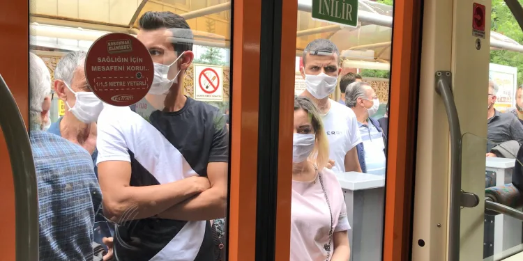 Sosyal mesafesizliğe kızan vatman tramvayı hareket ettirmedi